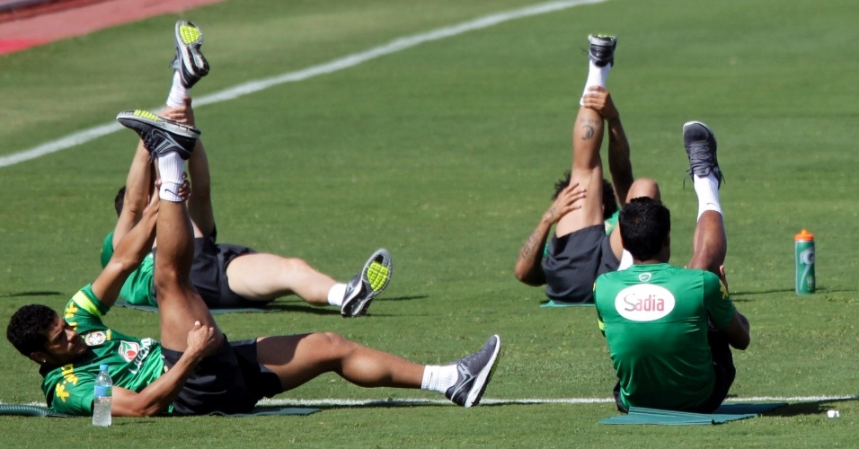 16.jun.2013 - Jogadores da seleção brasileira fazem alongamento durante o treinamento em Brasília