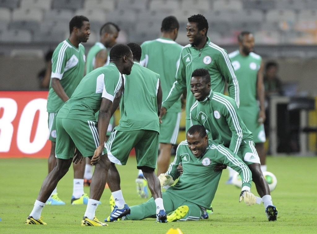 16.jun.2013 - Jogadores da seleção da Nigéria brincam em treino para estreia na Copa das Confederações
