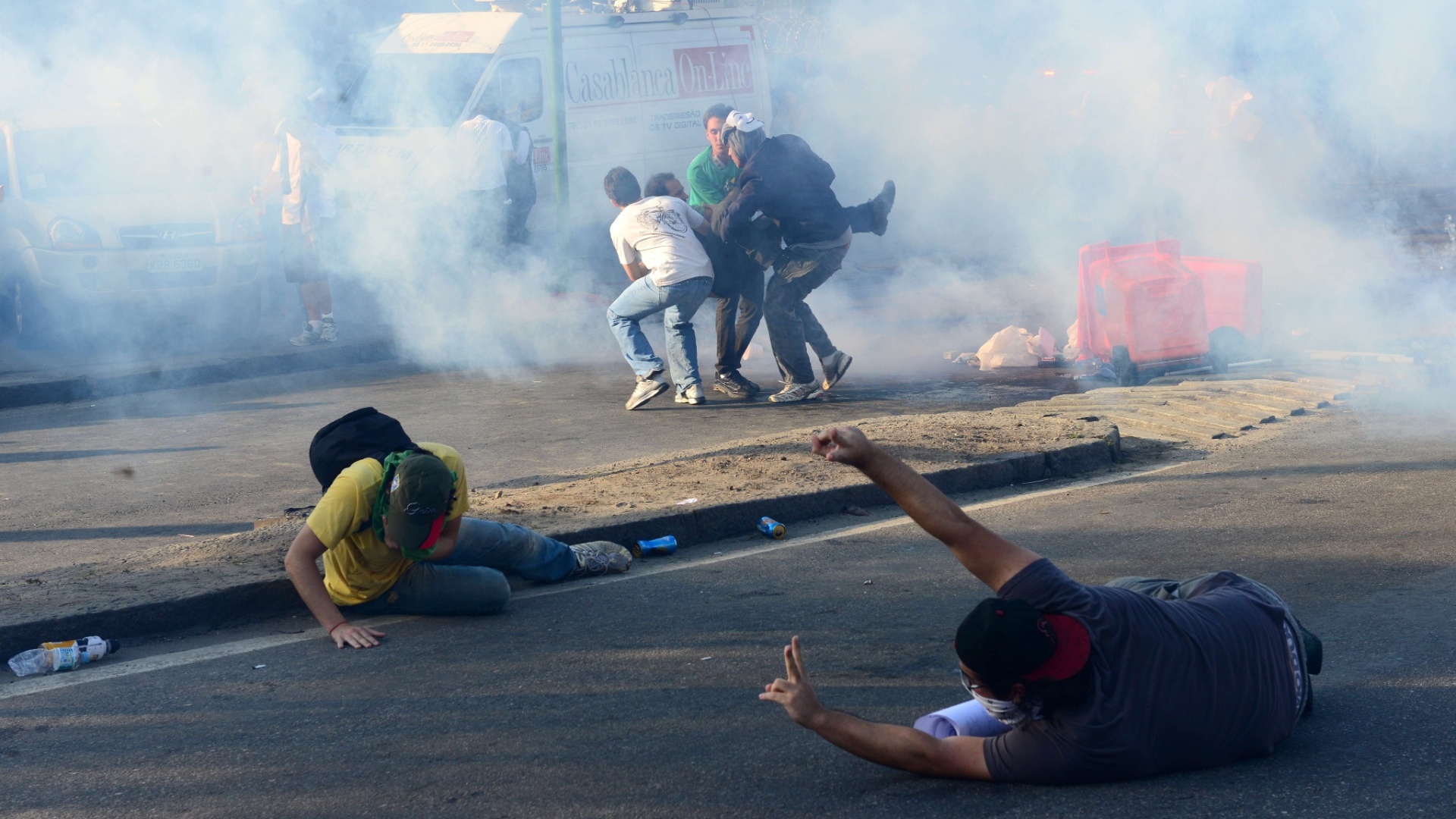 16.jun.2013 - Manifestantes tentam fugir de bombas de gás lacrimogêneo atiradas pela polícia durante protesto no Maracanã