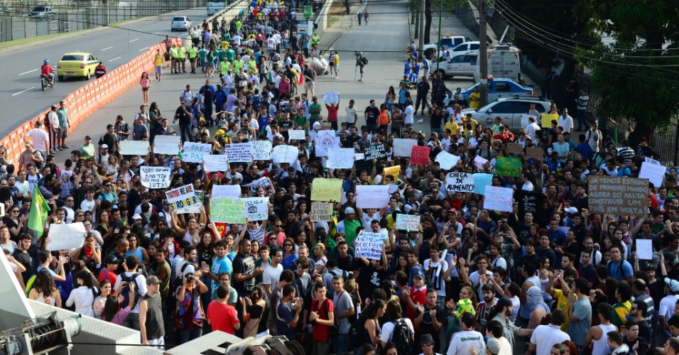 16.jun.2013 - Manifestantes tomam as ruas do Rio de Janeiro para protesto no Maracanã