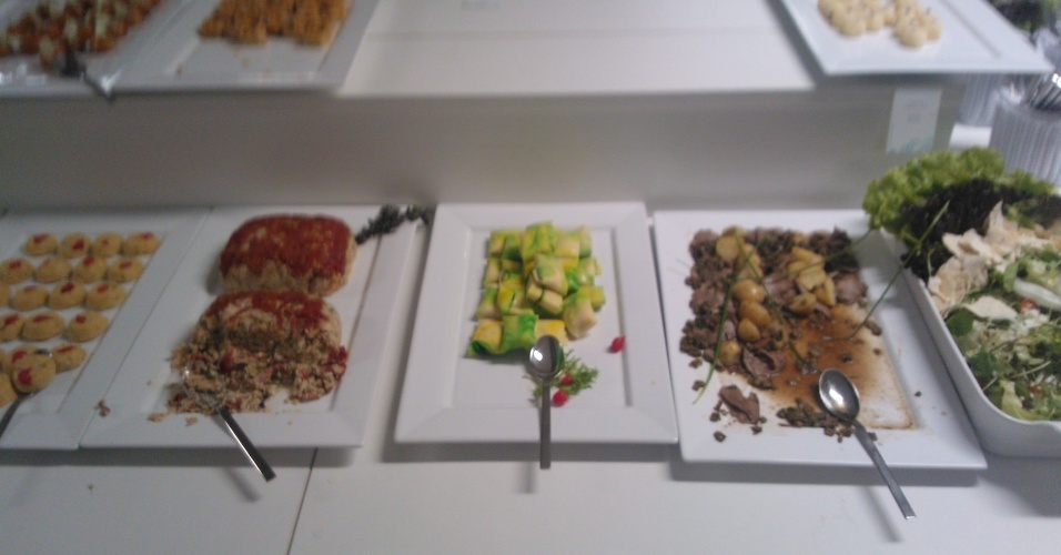 16.jun.2013 - Mesa de comida fornecida aos vips no novo Mané Garrincha durante estreia do Brasil na Copa das Confederações