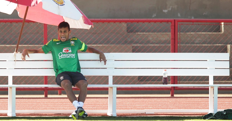 16.jun.2013 - Neymar descansa em banco e sob a sombra de um guarda sol em treino da seleção