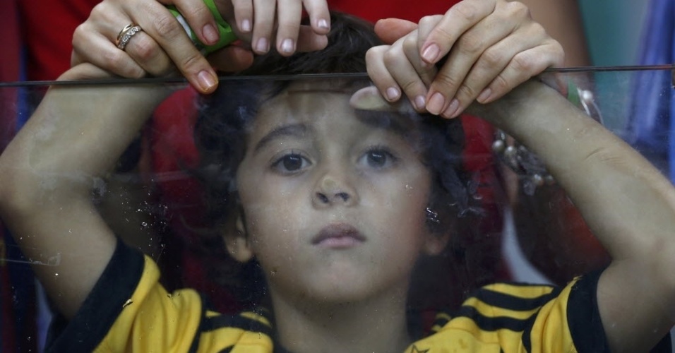 16.jun.2013 - Pequeno torcedor da Espanha aguarda o início da partida contra o Uruguai, na Arena Pernambuco