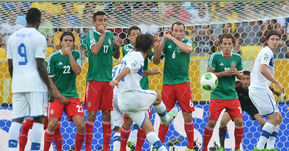 16.jun.2013 - Pirlo cobra falta para abrir o placar para a Itália na partida contra o México