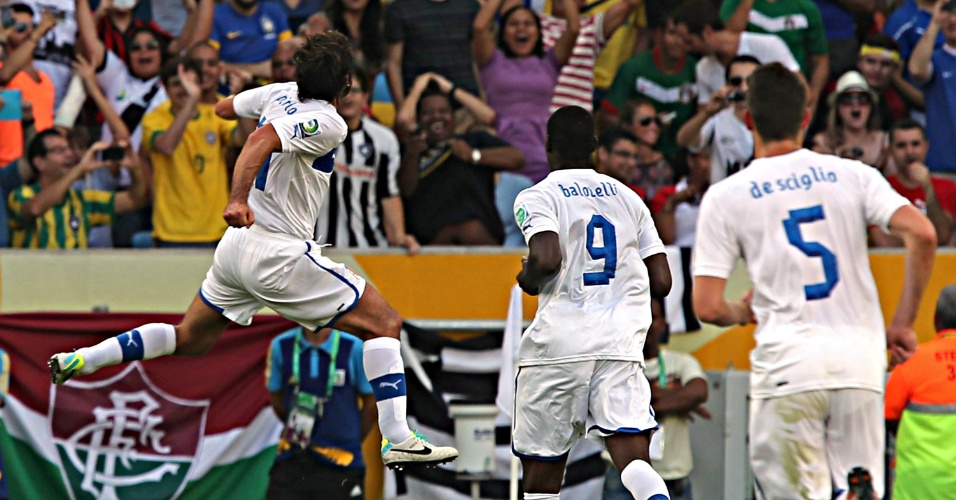 16.jun.2013 - Pirlo (esquerda) salta para comemorar gol de falta da Itália contra o México