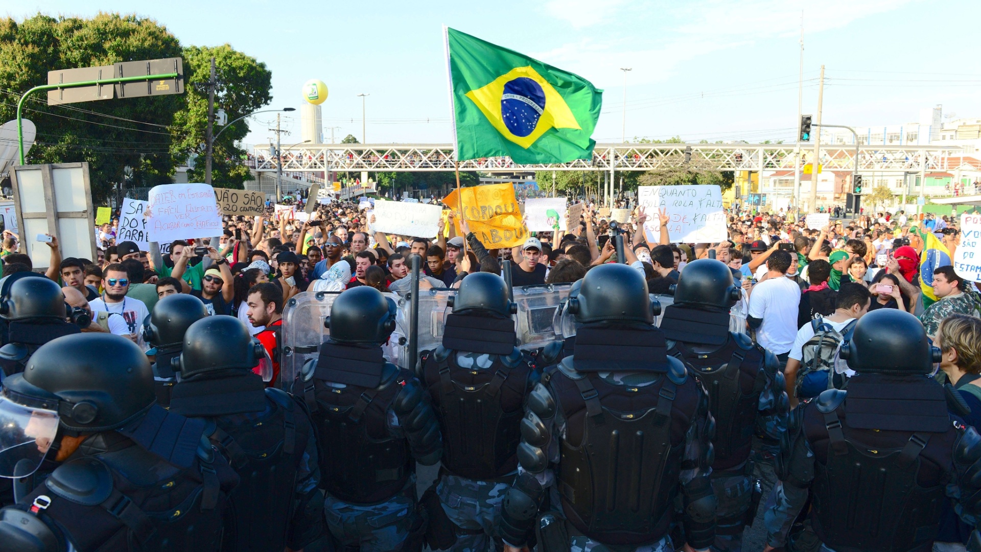 16.jun.2013 - Polícia faz cordão de isolamento contra manifestantes nos arredores do Maracanã