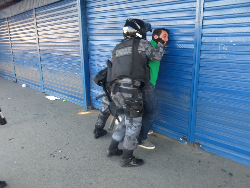 16.jun.2013 - Polícia prende manifestante durante protesto no Maracanã