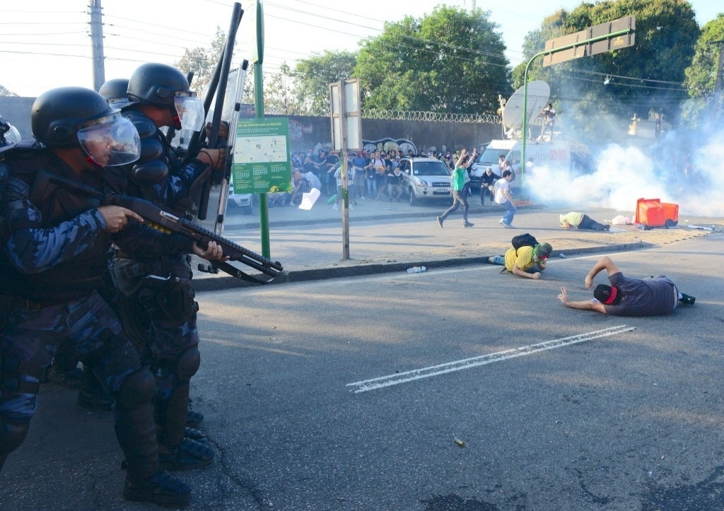16.jun.2013 - Policiais atiram bombas de gás lacrimogêneo e balas de borracha contra manifestantes nos arredores do Maracanã