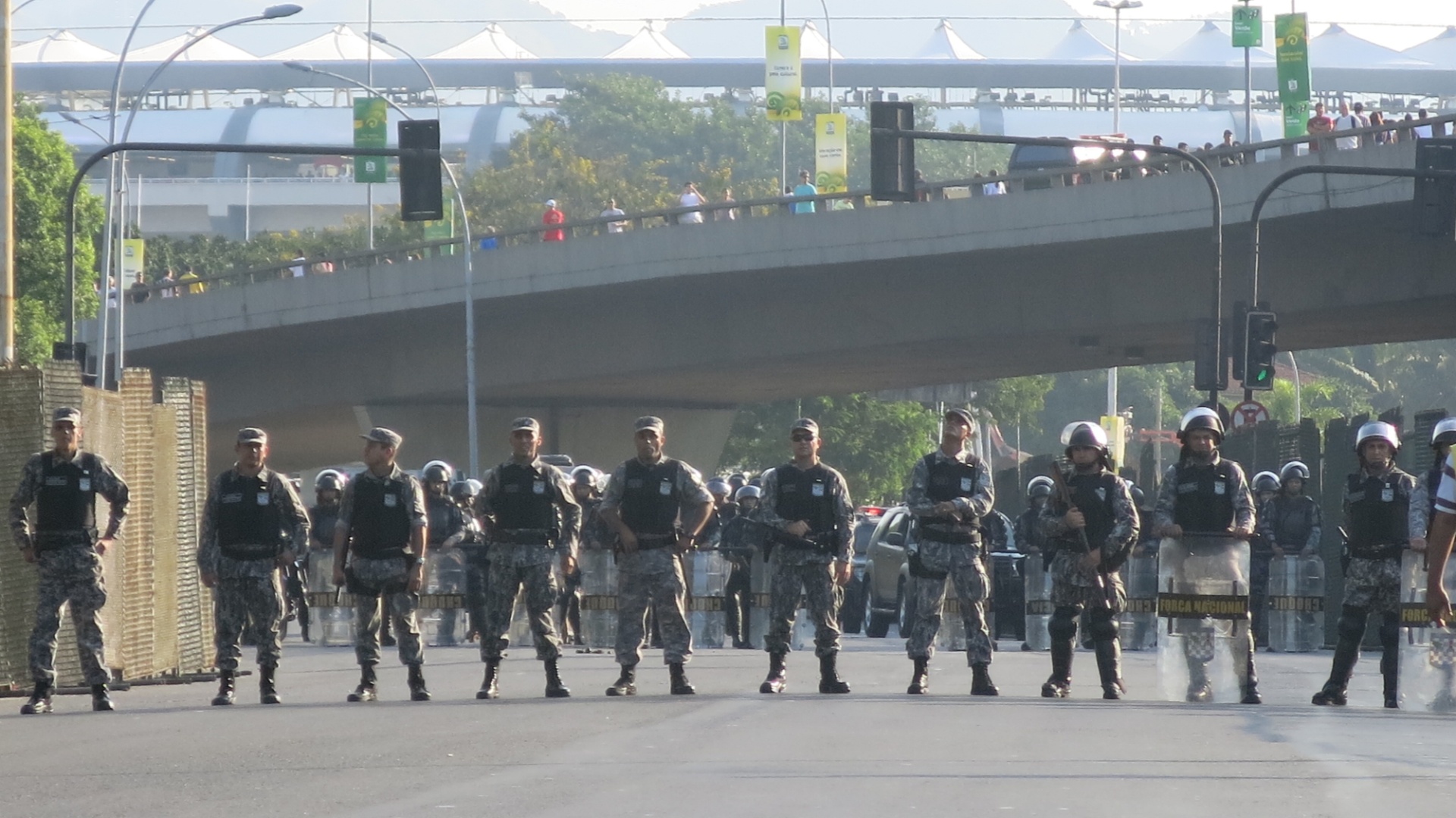 16.jun.2013 - Policiais fazem cordão de isolamento para impedir manifestante de chegarem perto do Maracanã para protesto