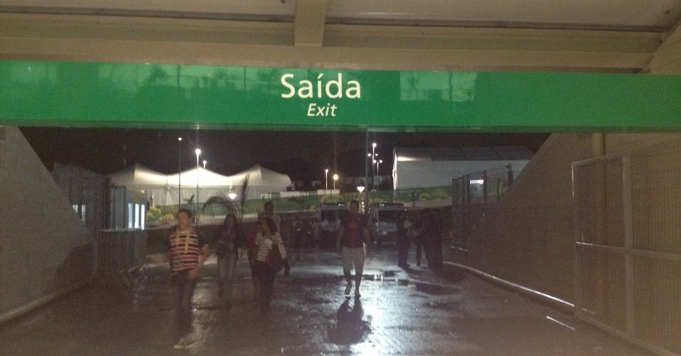 16.jun.2013 - Portões da Arena Pernambuco, que estavam sem as chaves e impediram muitos torcedores de entrar mais cedo no estádio, foram abertos com duas horas de antecedência