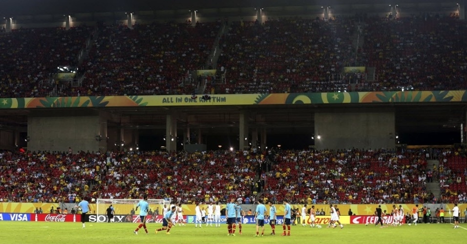 16.jun.2013 - Público vai lotando a arquibancada da Arena Pernambuco enquanto seleções de Espanha e Uruguai fazem o aquecimento no gramado