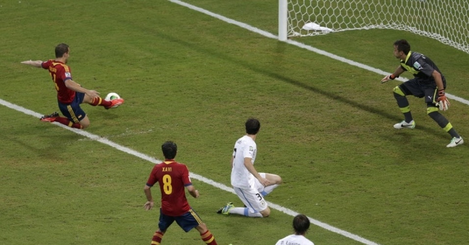 16.jun.2013 - Roberto Soldado dá o carrinho, mas não chega na bola e perde o gol para a Espanha contra o Uruguai