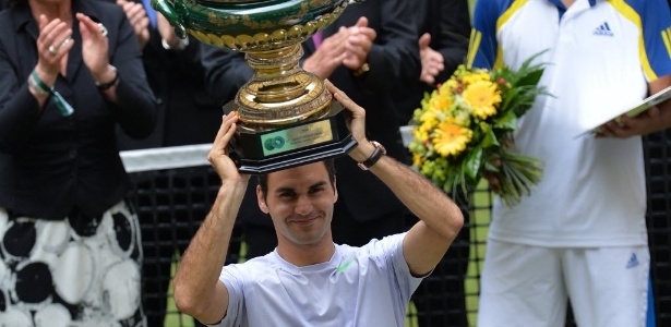 Roger Federer sorri ao levantar a taça do torneio de Halle, sua primeira conquista no ano - AFP PHOTO / CARMEN JASPERSEN