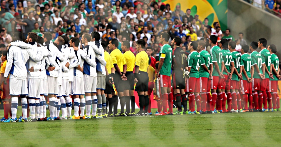 16.jun.2013 - Seleções da Itália e México durante a execução dos hinos antes da partida do estádio do Maracanã