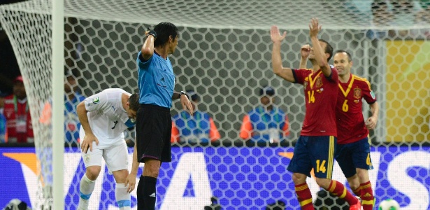 Roberto Soldado comemora gol em primeiro tempo arrasador da Espanha contra o Uruguai