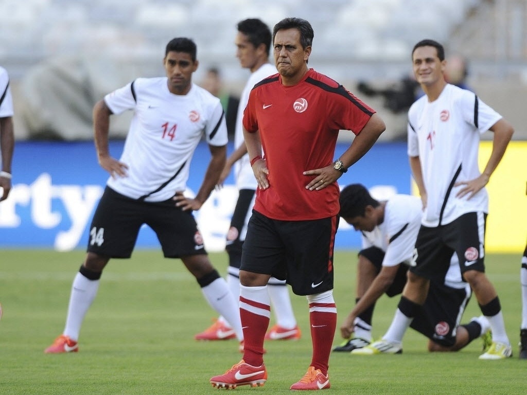 16.jun.2013 - Técnico do Taiti, Eddy Etaeta comanda trabalho com seus jogadores no Mineirão