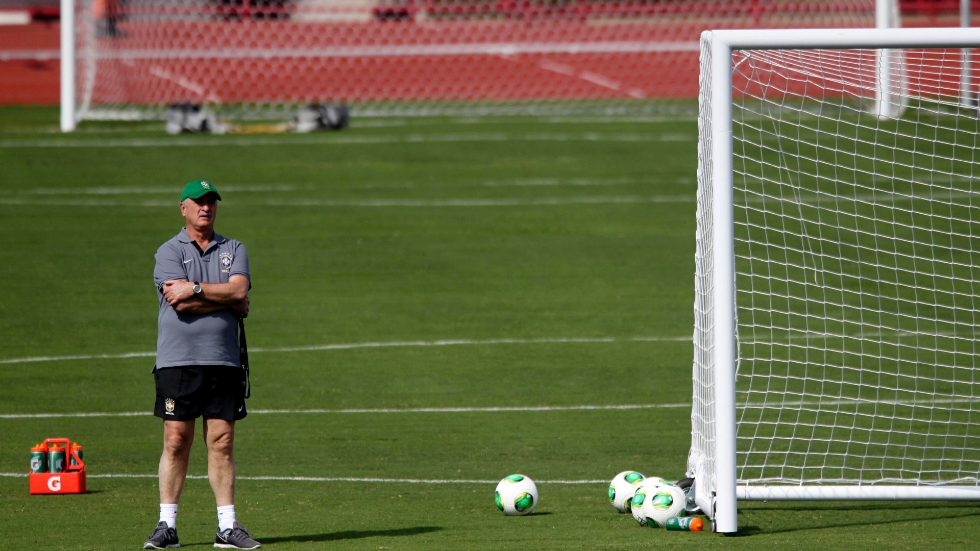 16.jun.2013 - Técnico Luiz Felipe Scolari observa o treinamento da seleção brasileira