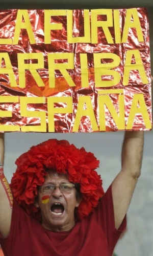16.jun.2013 - Torcedor espanhol aguarda início da partida de sua seleção contra o Uruguai, na Arena Pernambuco, pela Copa das Confederações