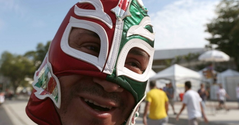 16.jun.2013 - Torcedor mexicano usa máscara de lutador para assistir ao jogo entre México e Itália no Maracanã