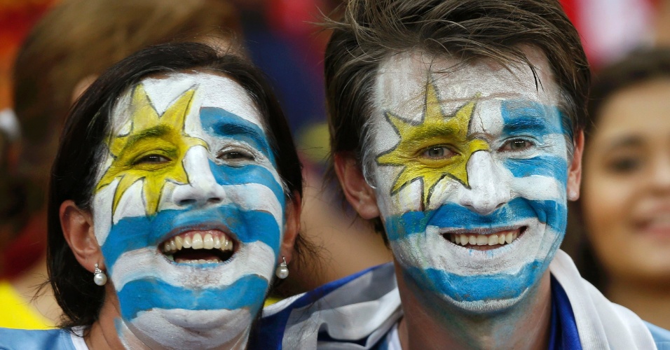 16.jun.2013 - Torcedores caras pintadas acompanham a partida do Uruguai contra a Espanha na estreia na Copa das Confederações