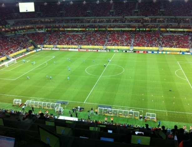 16.jun.2013 - Torcedores começam a chegar na Arena Pernambuco para acompanhar a partida entre Uruguai e Espanha, pelas Copa das Confederações