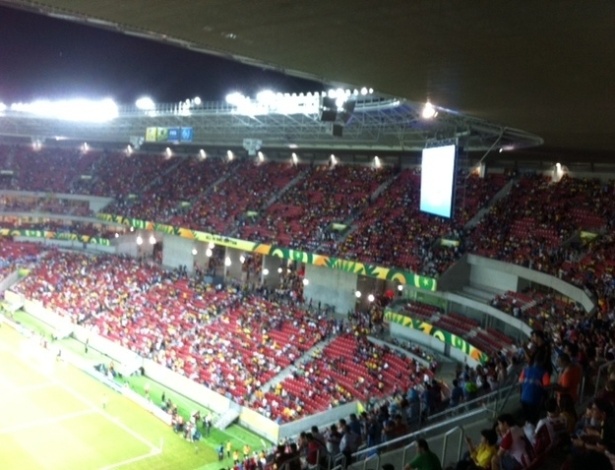 16.jun.2013 - Torcedores começam a encher a arquibancada da Arena Pernambuco para acompanhar a partida entre Uruguai e Espanha, pelas Copa das Confederações