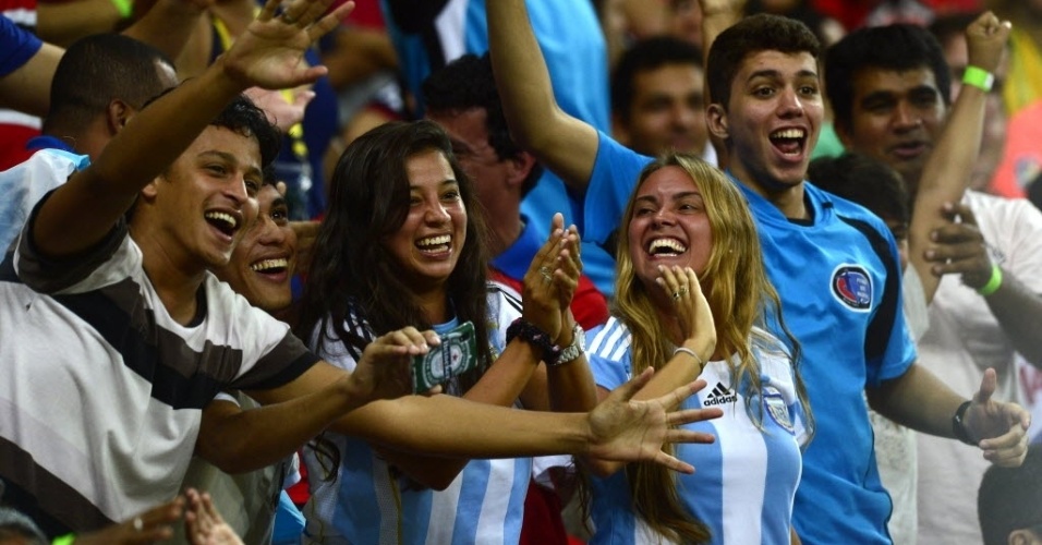 16.jun.2013 - Torcedores da Argentina também participam da festa na Arena Pernambuco com o jogo entre Espanha e Uruguai
