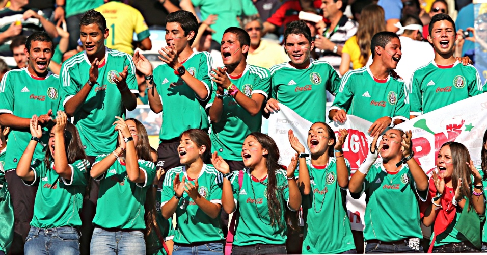 16.junho.2013 - Grupo de torcedores vestidos com a camisa do México fazem a festa na arquibancada do Maracanã antes do jogo contra a Itália