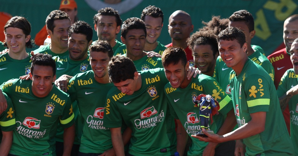 16.junho.2013 - Jogadores da seleção brasileira se descontraem em treino neste domingo
