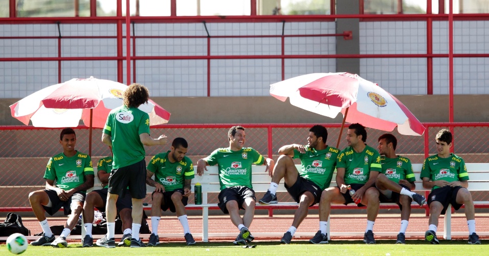 16.junho.2013 -  Jogadores relaxam em treino da seleção brasileira