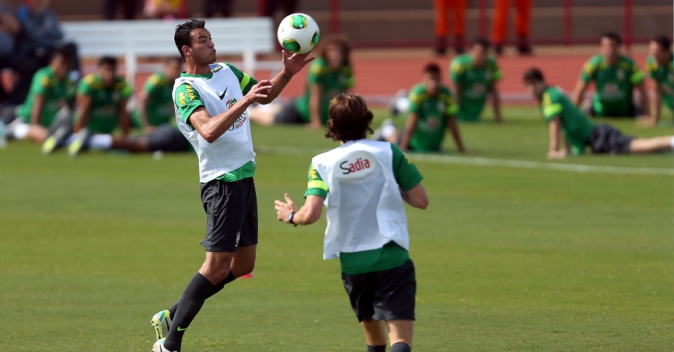 16.junho.2013 -  Réver, zagueiro da seleção brasileira, domina a bola em treino neste domingo