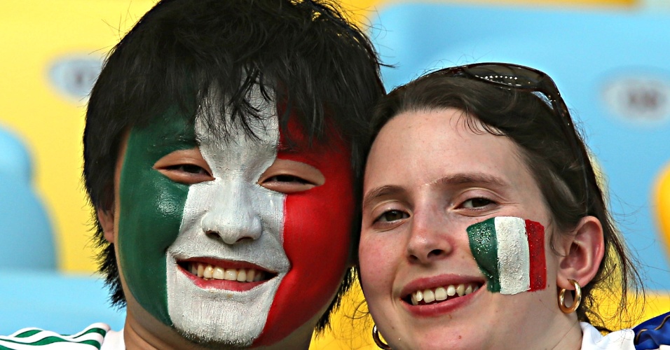 16.junho.2013 - Torcedores pintam a cara para apoiar o time no Maracanã