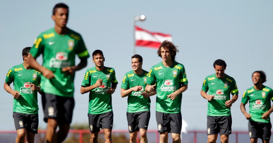 16.junho.2013 - Um dia após a vitória contra o Japão, seleção brasileira faz treino leve