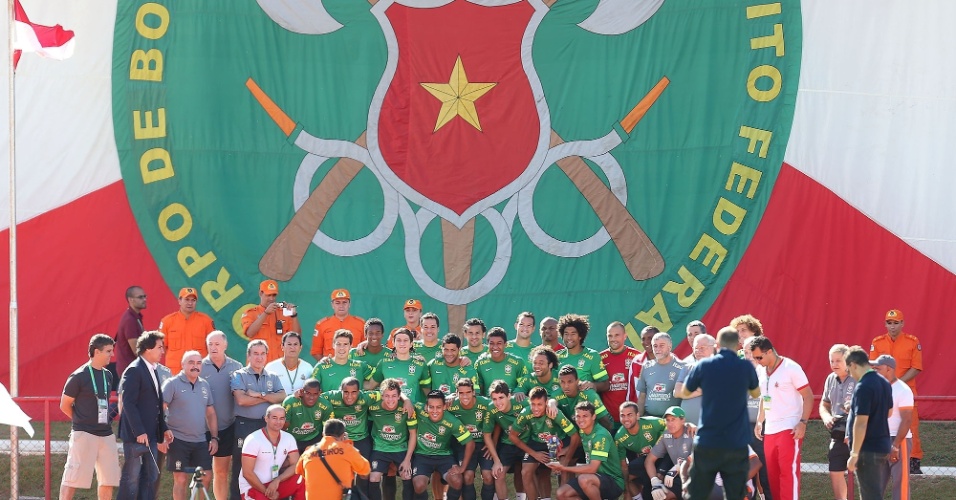 16.jun.2013 - Delegação brasileira posa para foto em frente à bandeira do Corpo de Bombeiros