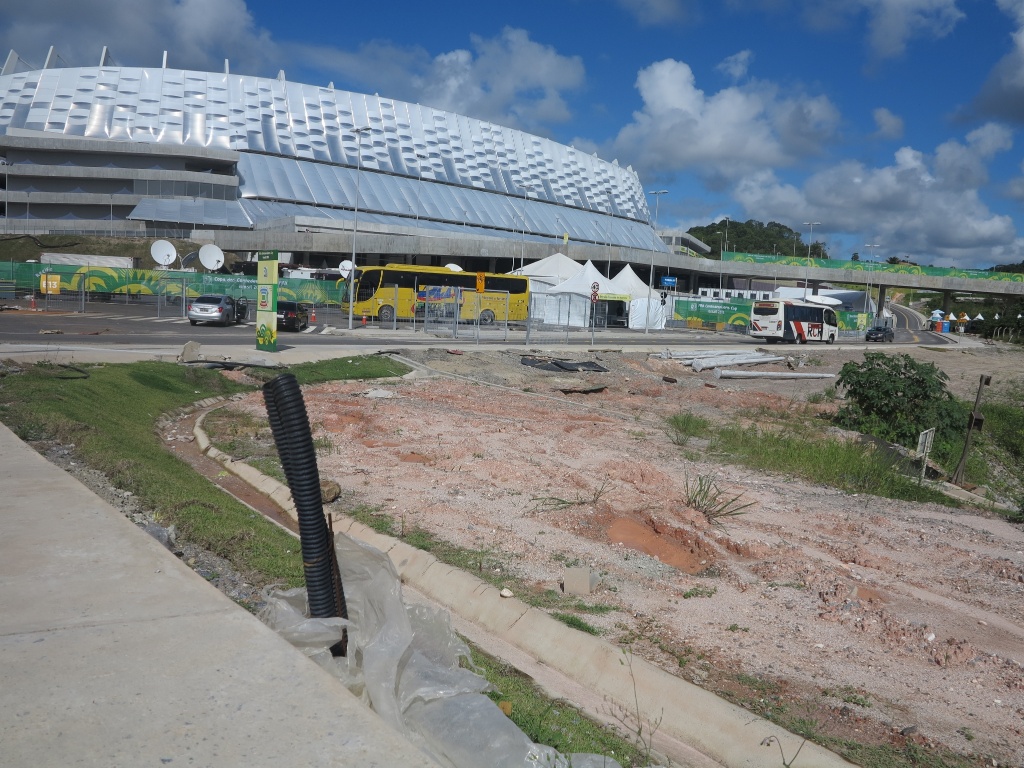 Entulho domina área externa da Arena Pernambuco