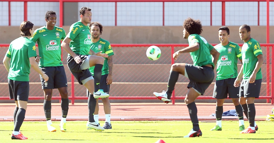 16.jun.2013 - Jogadores brincam na roda de bobinho no último treino da seleção brasileira em Brasília