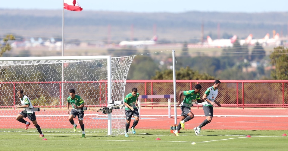 16.jun.2013 - Lucas, Jadson, Jean, Jô e Réver fazem exercício físico durante o treinamento da seleção brasileira