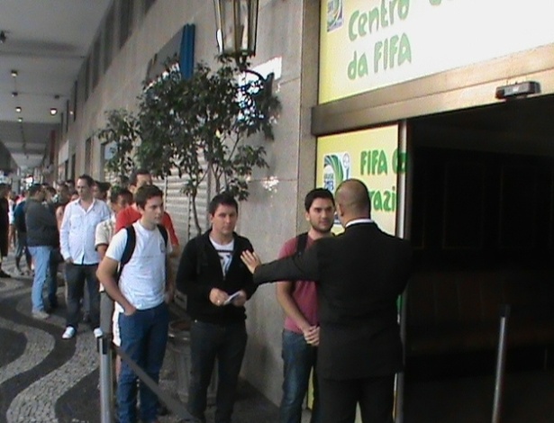Posto de retirada de ingressos da avenida Presidente Vargas abriu com atraso e teve fila de até uma hora