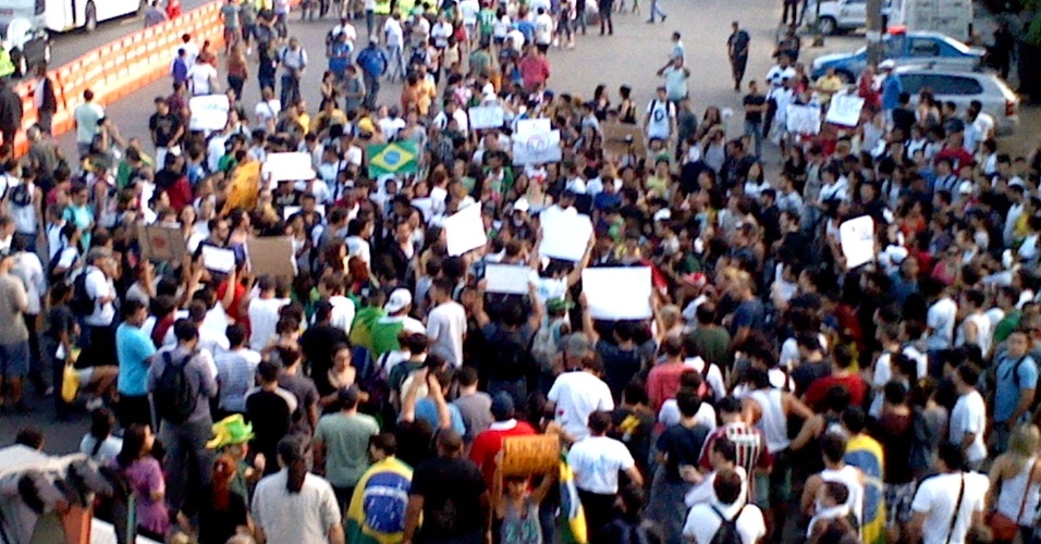 Protesto próximo ao Maracanã