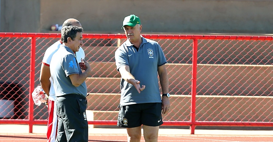 16.jun.2013 - Técnico Luiz Felipe Scolari conversa com o coordenador técnico Carlos Alberto Parreira durante treino da seleção