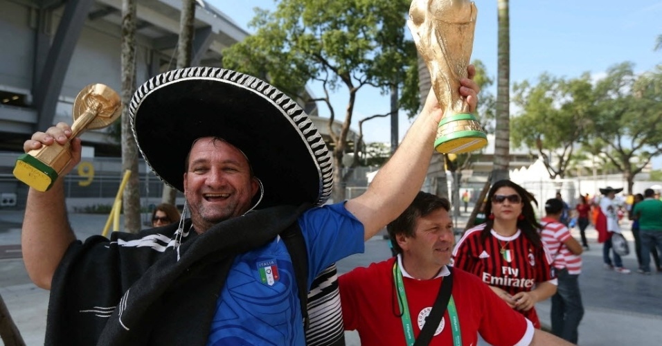 Torcedor da Itália chega ao Maracanã para a partida contra o México