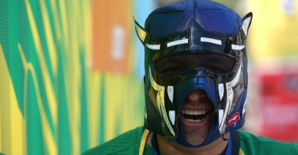 Torcedor mexicano chega ao Maracanã de máscara para assistir jogo contra a Itália