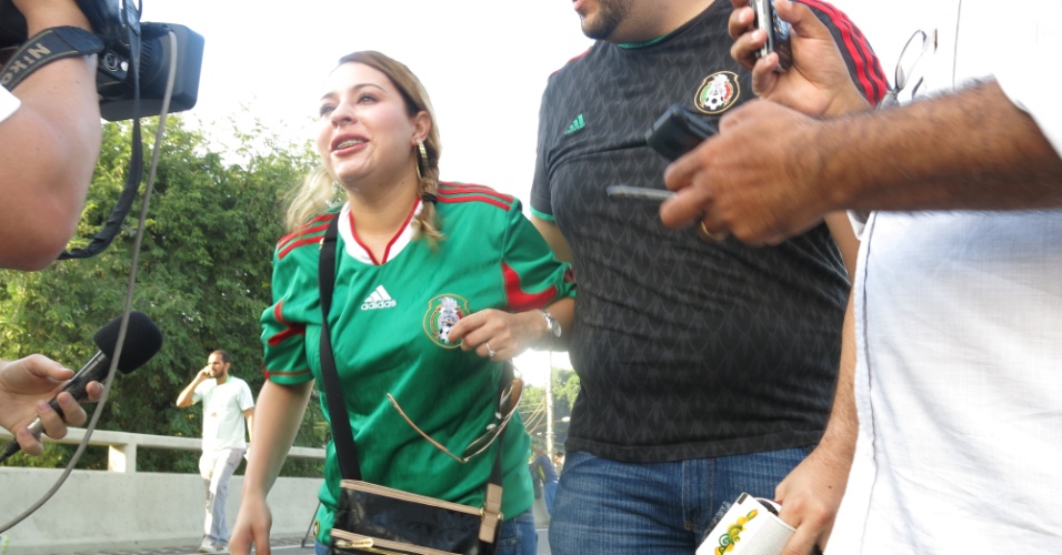Torcedora mexicana chega ao Maracanã com lágrimas nos olhos após ser atingida por gás lançado pela polícia em manifestação ocorrida no acesso ao Maracanã