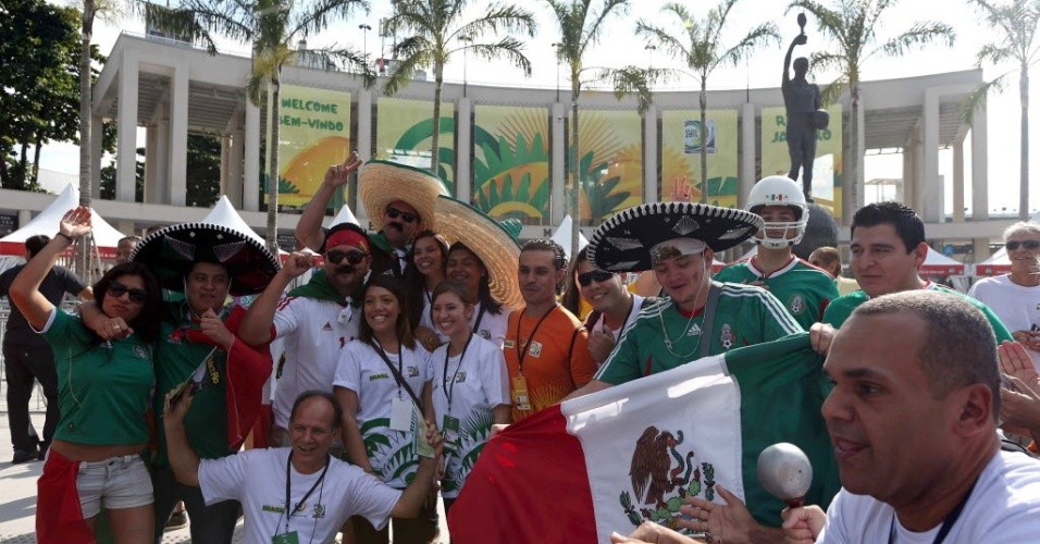 Torcedores brasileiros apoiam México para duelo contra a Itália, no Maracanã