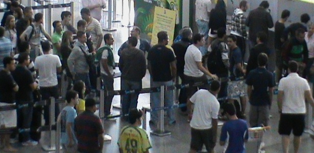 Torcedores fazem fila por ingressos no Aeroporto Internacional do Galeão, no Rio