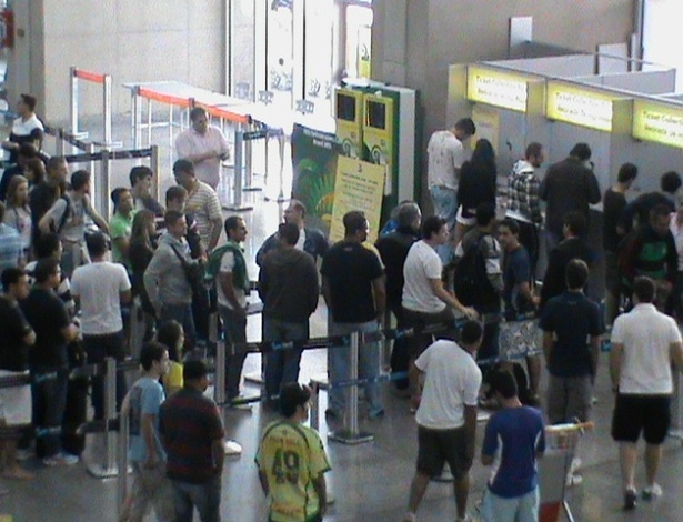 Torcedores recém-chegados fazem fila por ingressos no Aeroporto Internacional do Galeão, no Rio