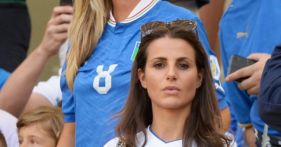 16.jun.2013 - Cristina de Pin, mulher de Riccardo Montolivo, assiste à partida entre Itália e México pela Copa das Confederações no Maracanã