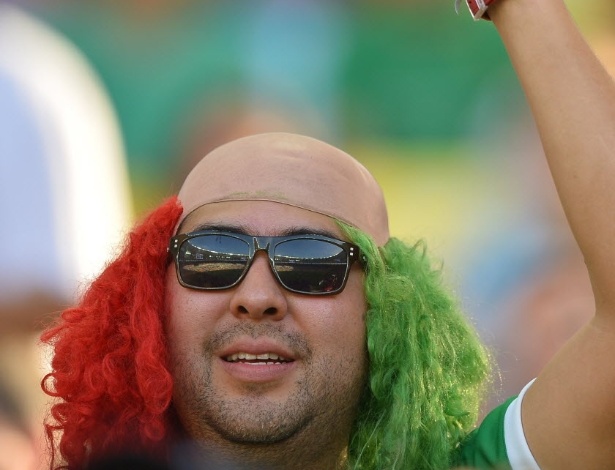 16.jun.2013 - Italiano usa peruca com as cores do país no jogo contra o México no Maracanã