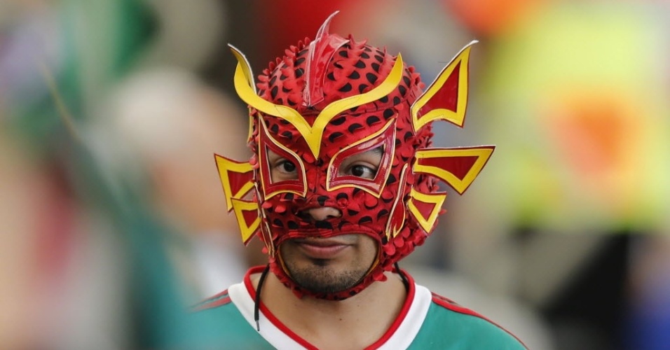 16.jun.2013 - Mexicano usa máscara de 'lucha libre' para apoiar seu país na partida contra a Itália no Maracanã