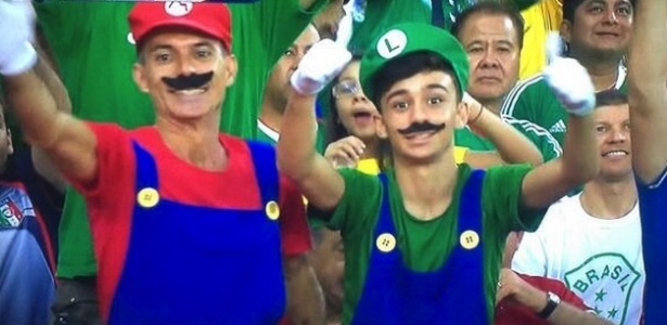 16.jun.2013 - torcedores fantasiados de Mario e Luigi, os Super Mario Bros, ficam no meio da torcida italiana no Maracanã